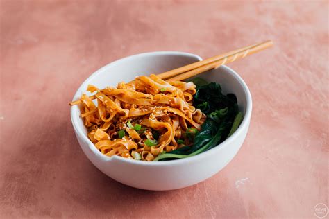 Η συνταγή που έψαχνες για τέλεια noodles στο σπίτι: dan dan .